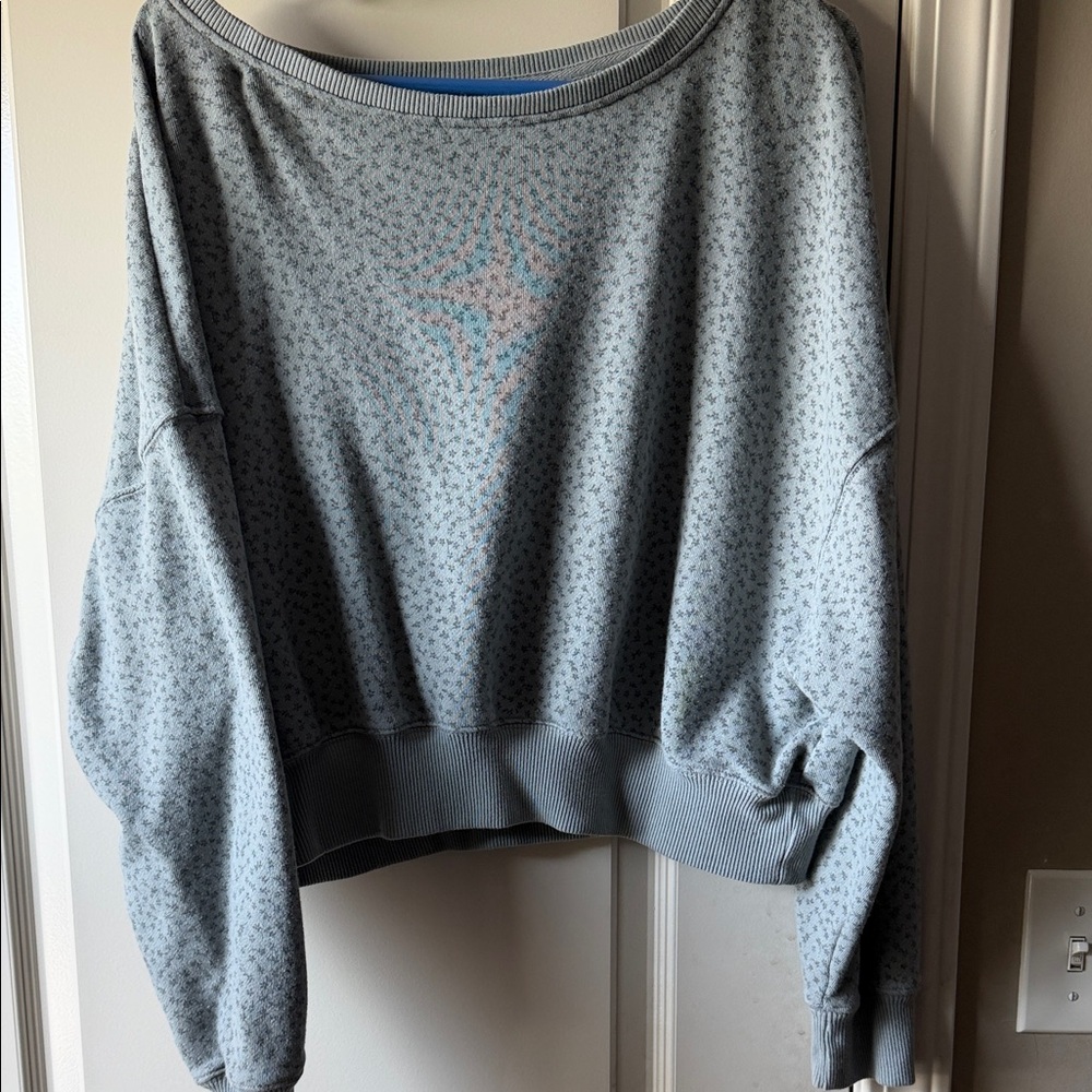 American eagle size medium
Light Blue-grey Cropped Sweatshirt